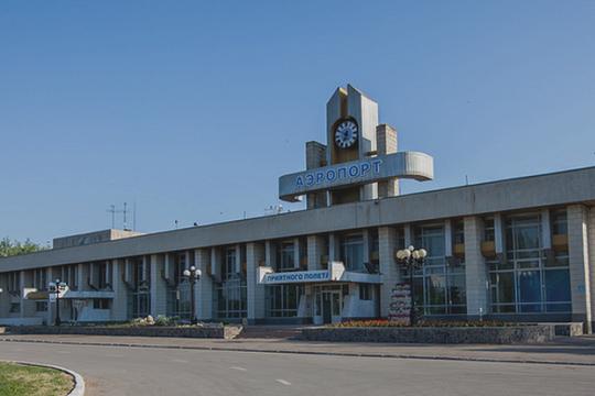 Тракторист снес восемь бетонных столбов в аэропорту Липецка