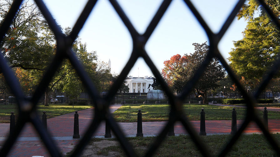 В Вашингтоне в ограду Белого дома врезался автомобиль
