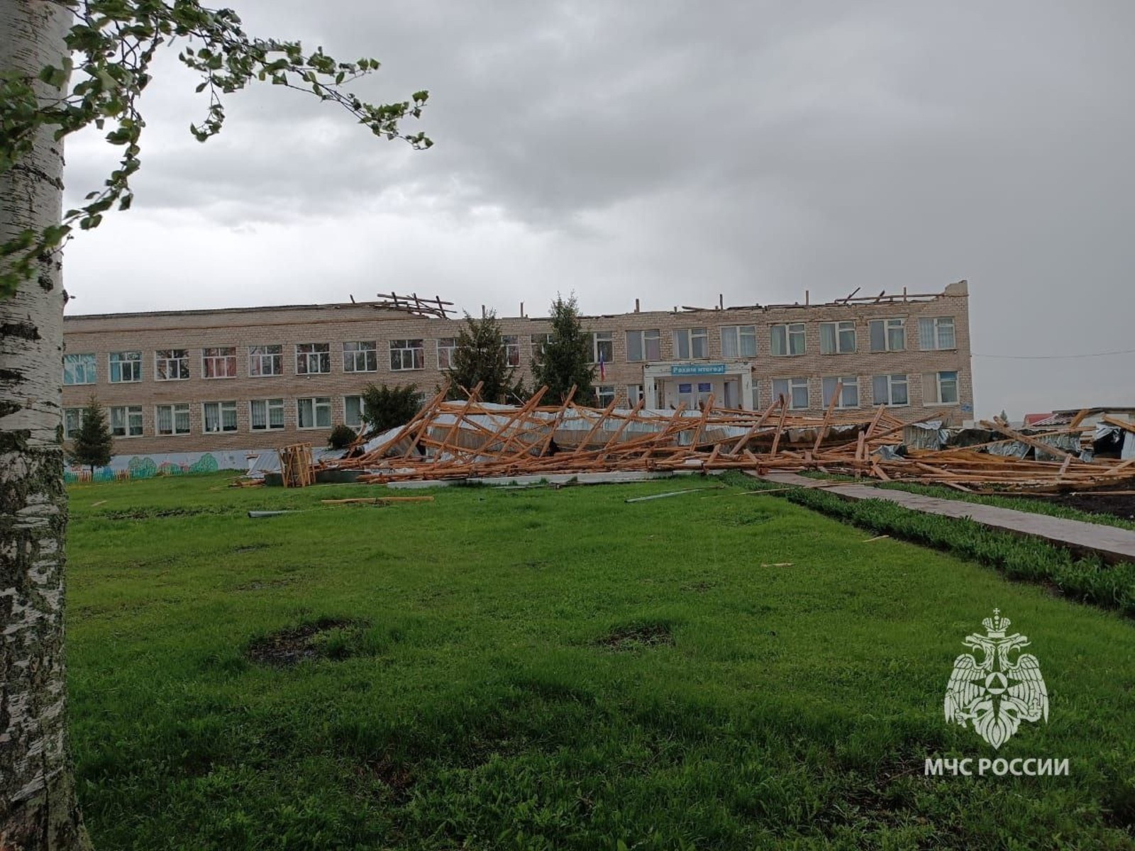 В Башкирии ураганный ветер снес крышу здания школы