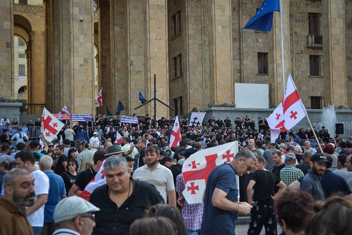 Полиция начала задерживать демонстрантов на митинге в Грузии