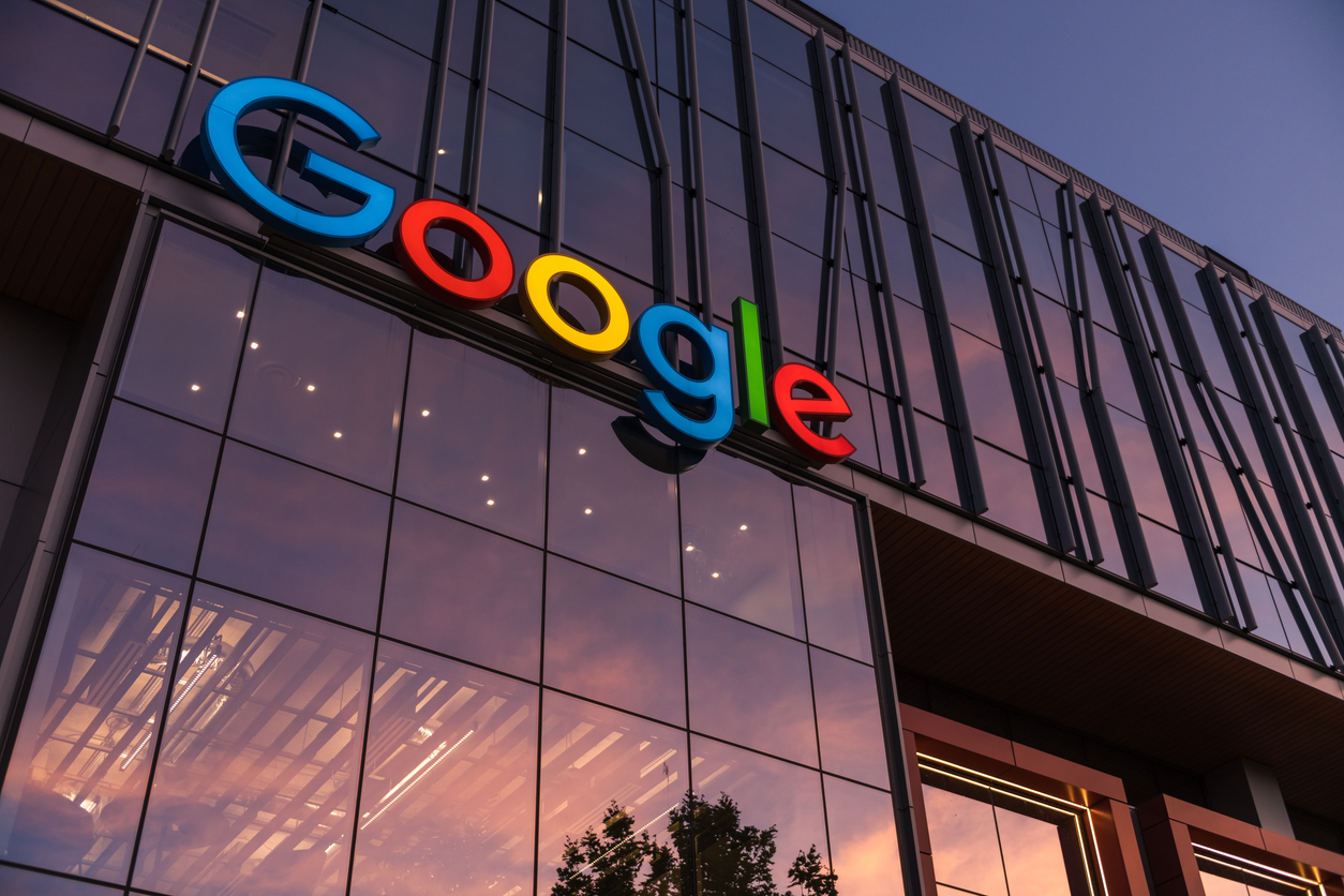 Google уволила сотрудников и перевела некоторые должности в зарубежные офисы на фоне сокращения расходов
